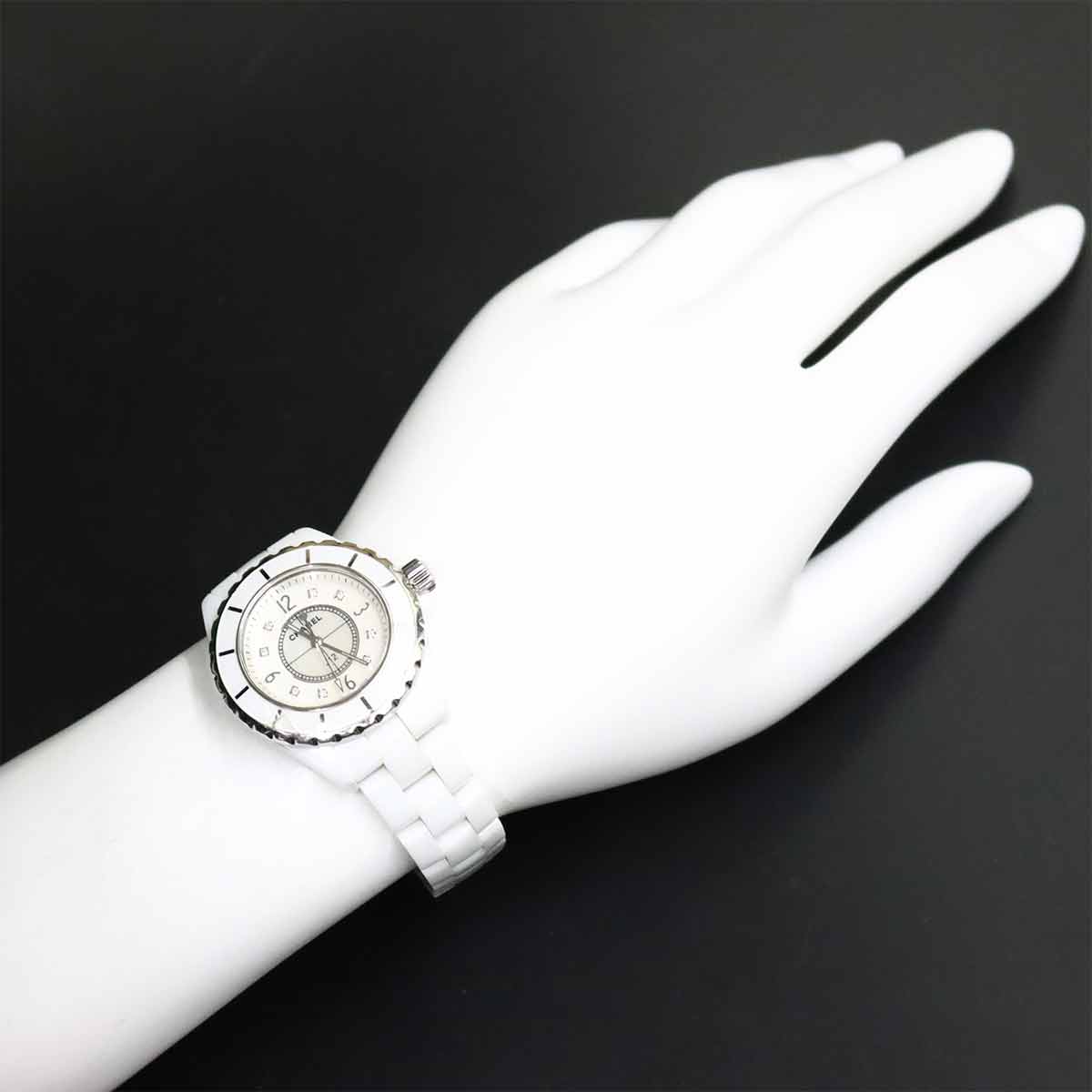 J12 H2422 33mm 8P Diamond Quartz White Shell Dial Ladies Watch