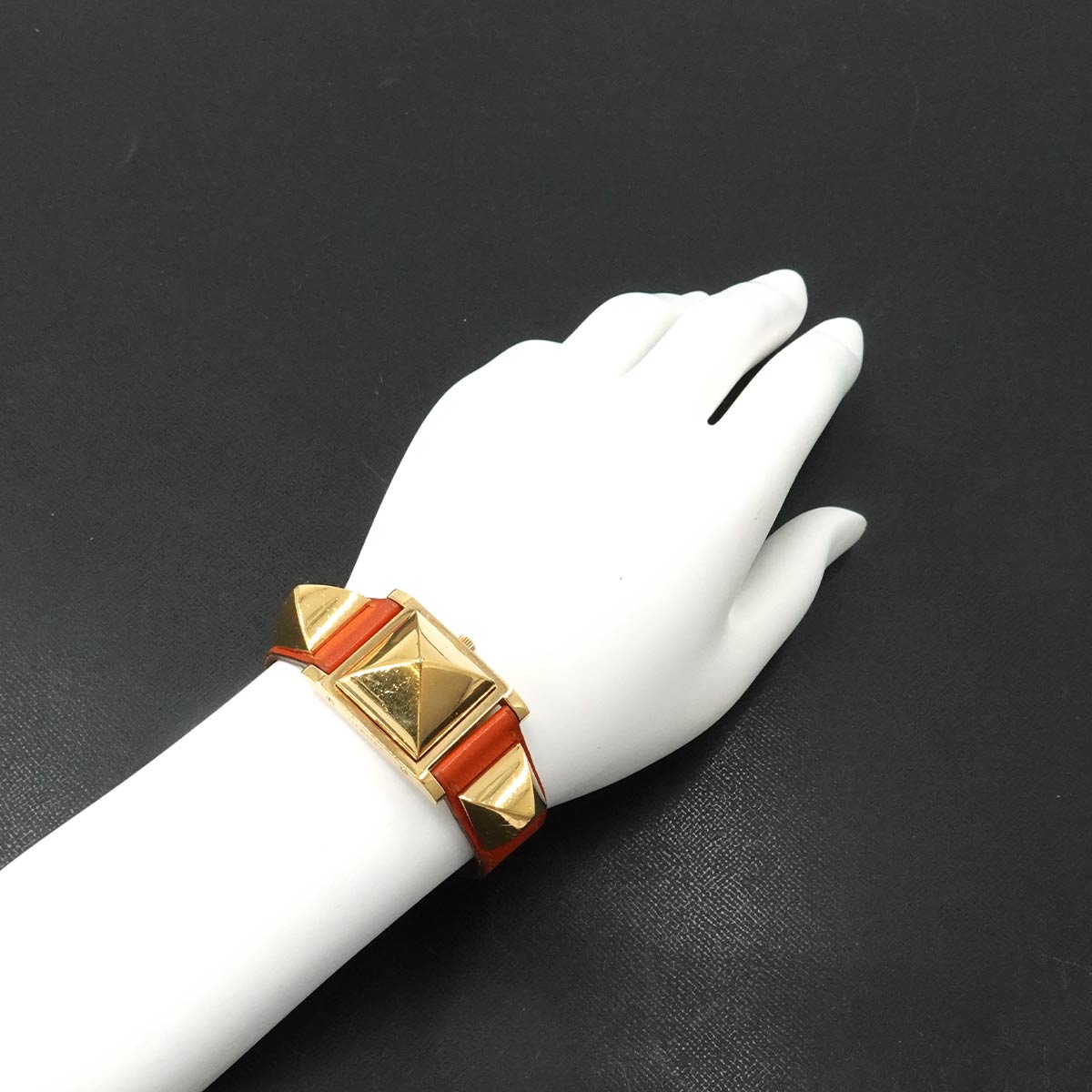 Medor Vintage pyramid Gold studs Quartz White Dial Ladies