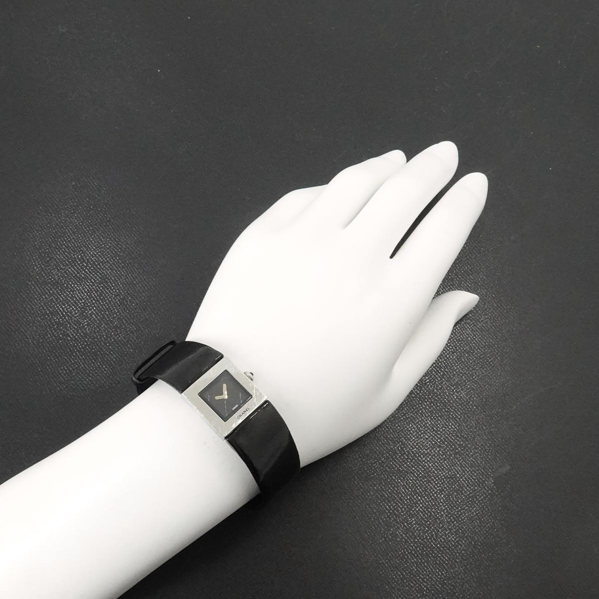 Matelasse H0116 Quartz Black Dial Ladies Vintage Watch