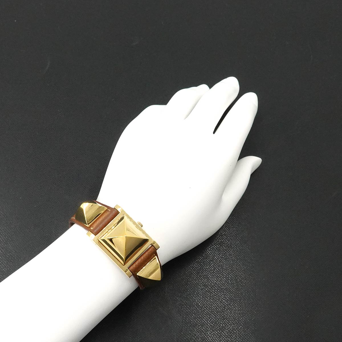 Medor Vintage pyramid Gold studs Quartz White Dial Ladies