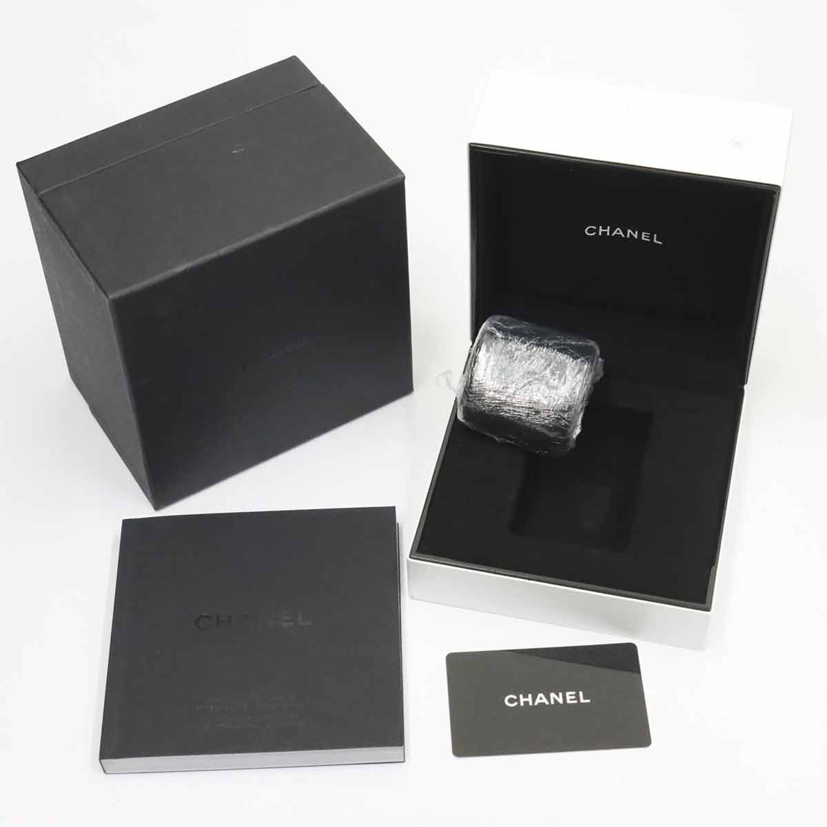 J12 H2422 33mm 8P Diamond Quartz White Shell Dial Ladies Watch