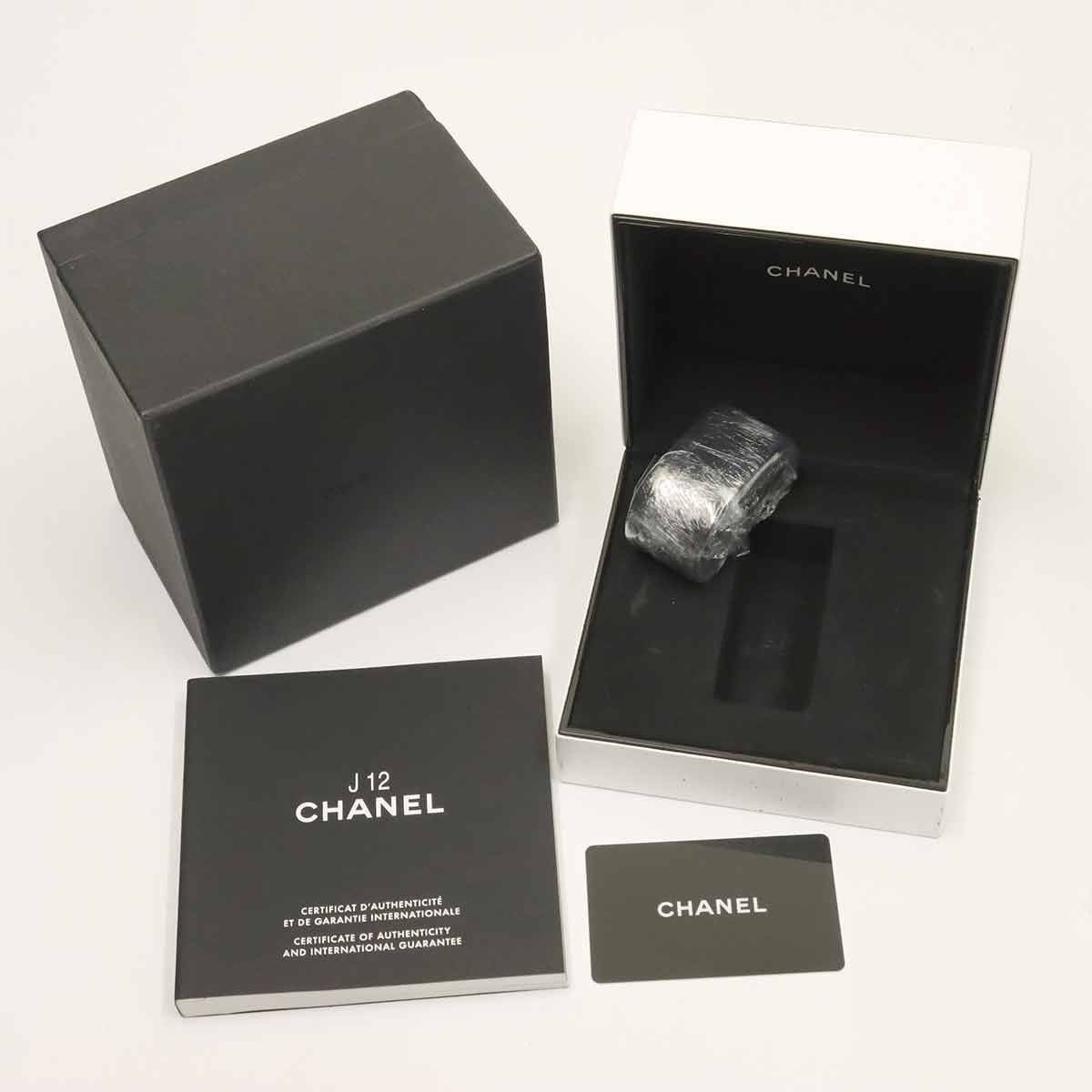 J12 H2422 33mm 8P Diamond Quartz White Shell Dial Ladies Watch