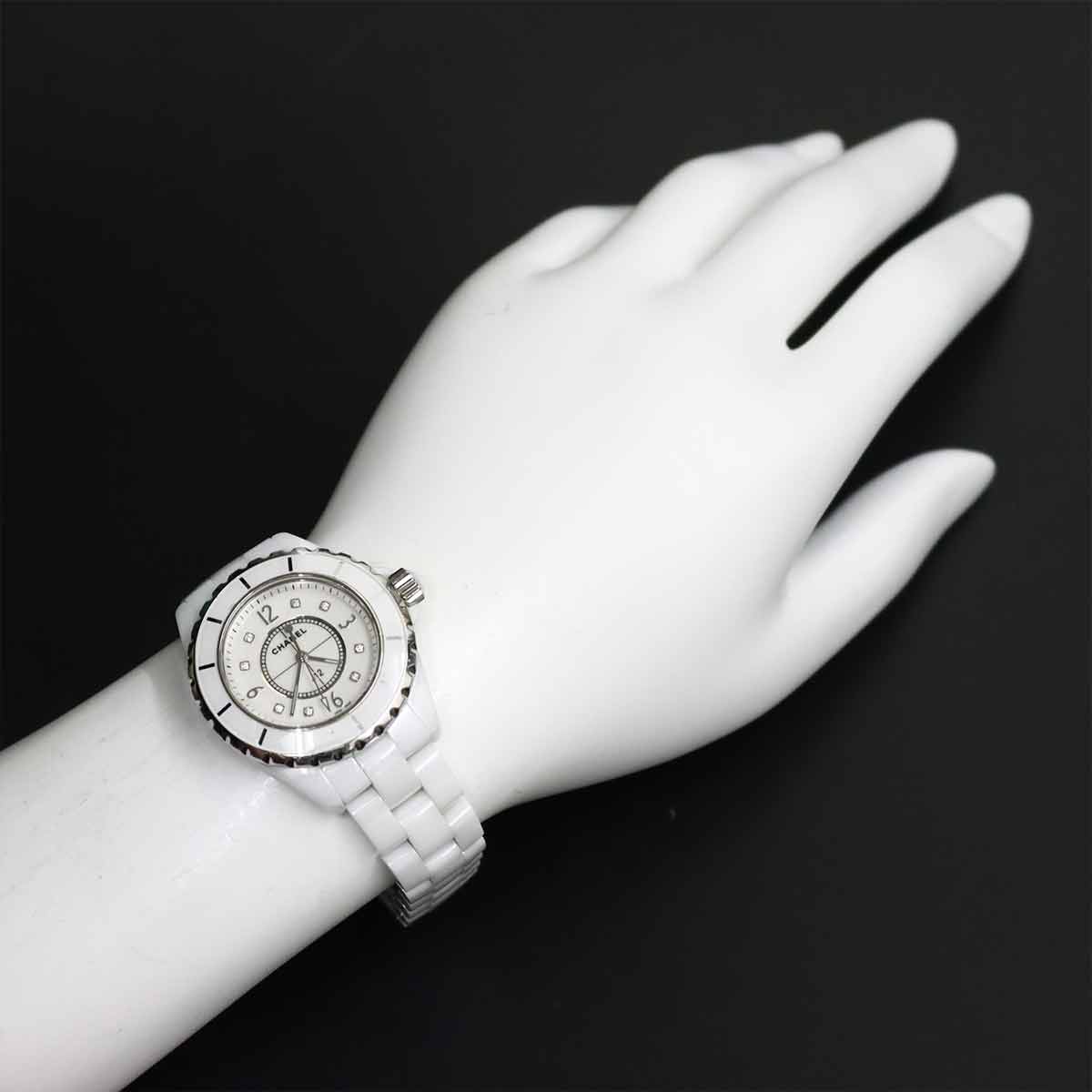 J12 H2422 33mm 8P Diamond Quartz White Shell Dial Ladies Watch