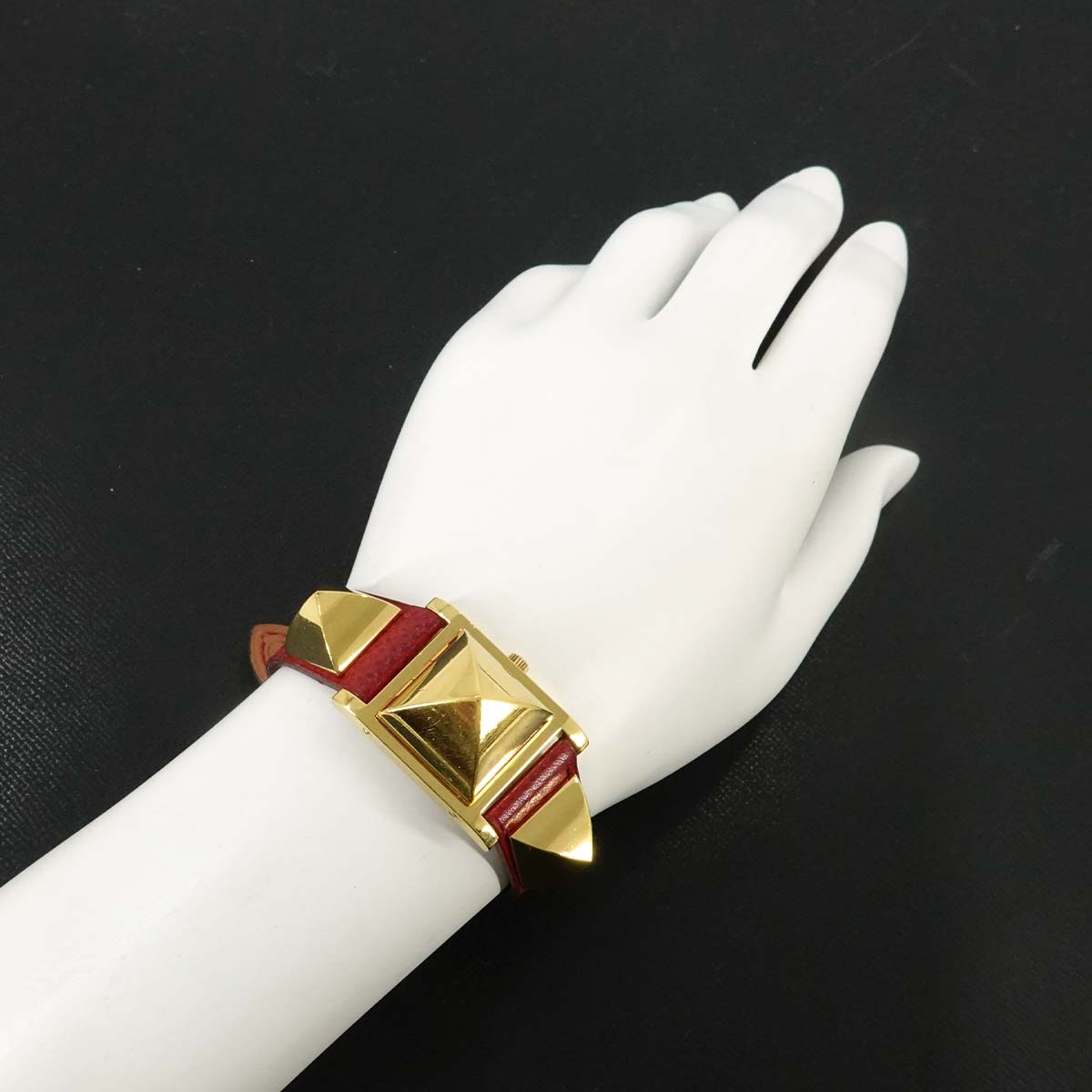 Medor Vintage pyramid Gold studs Quartz White Dial Ladies