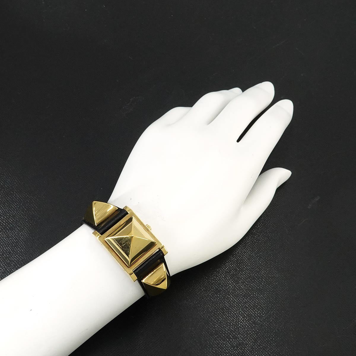 Medor Vintage pyramid Gold studs Quartz White Dial Ladies