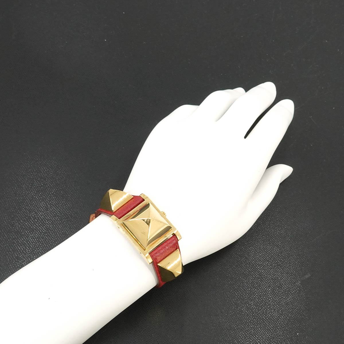 Medor Vintage pyramid Gold studs Quartz White Dial Ladies