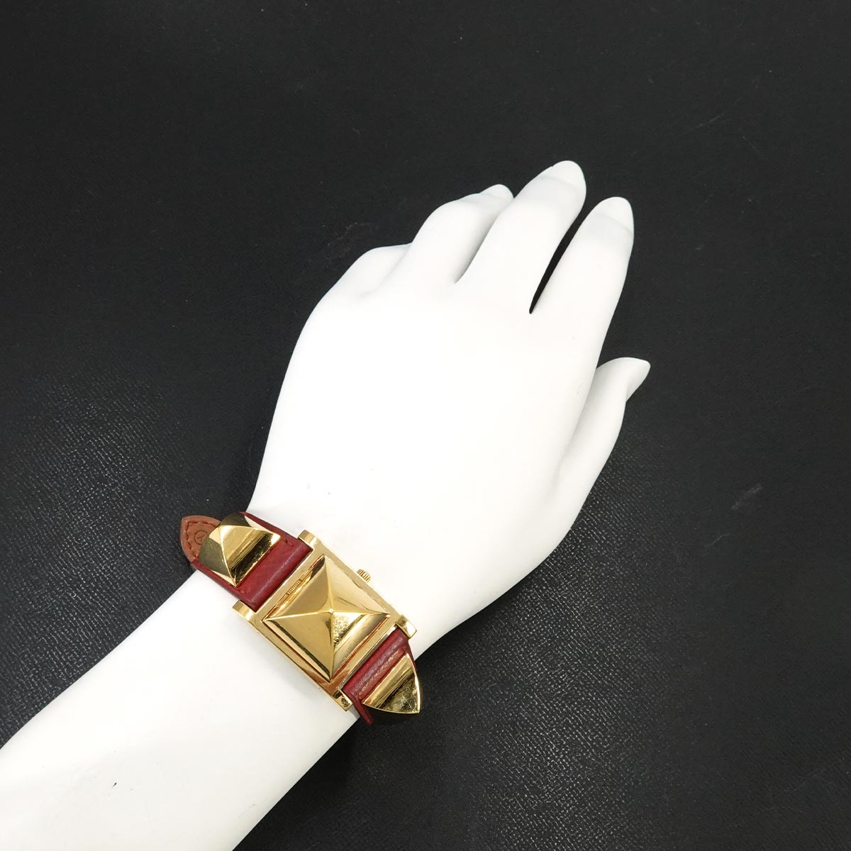 Medor Vintage pyramid Gold studs Quartz White Dial Ladies