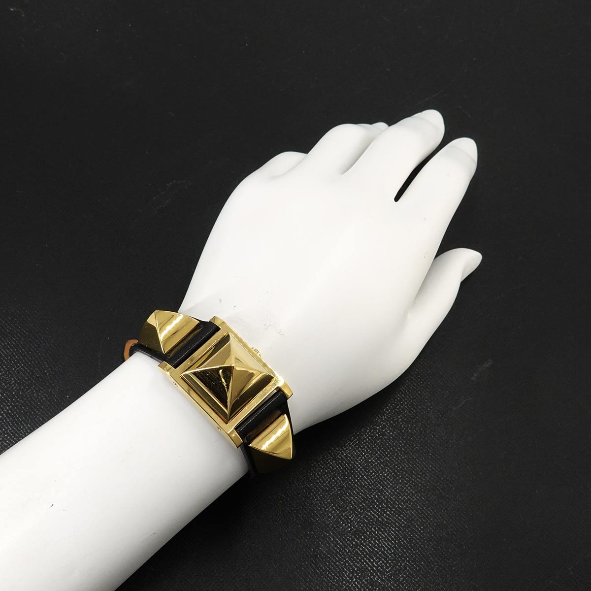 Medor Vintage pyramid Gold studs Quartz White Dial Ladies