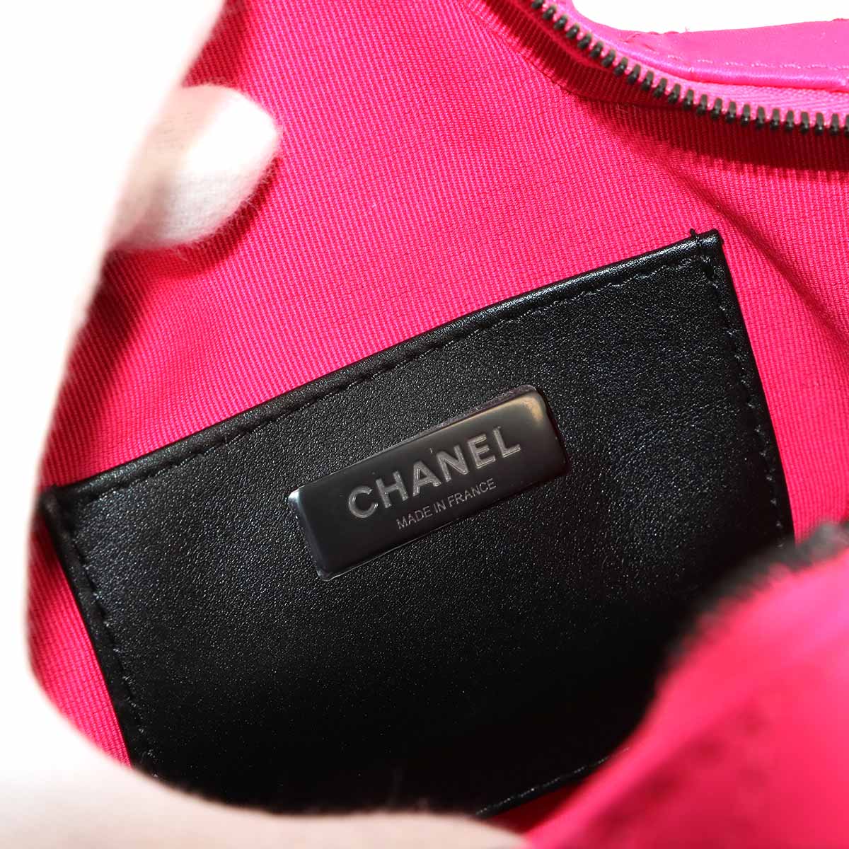 Matelasse Star Chain Shoulder Bag Satin Fuchsia Black AS4579