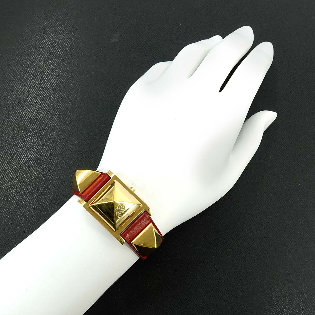 Medor Vintage pyramid Gold studs Quartz White Dial Ladies