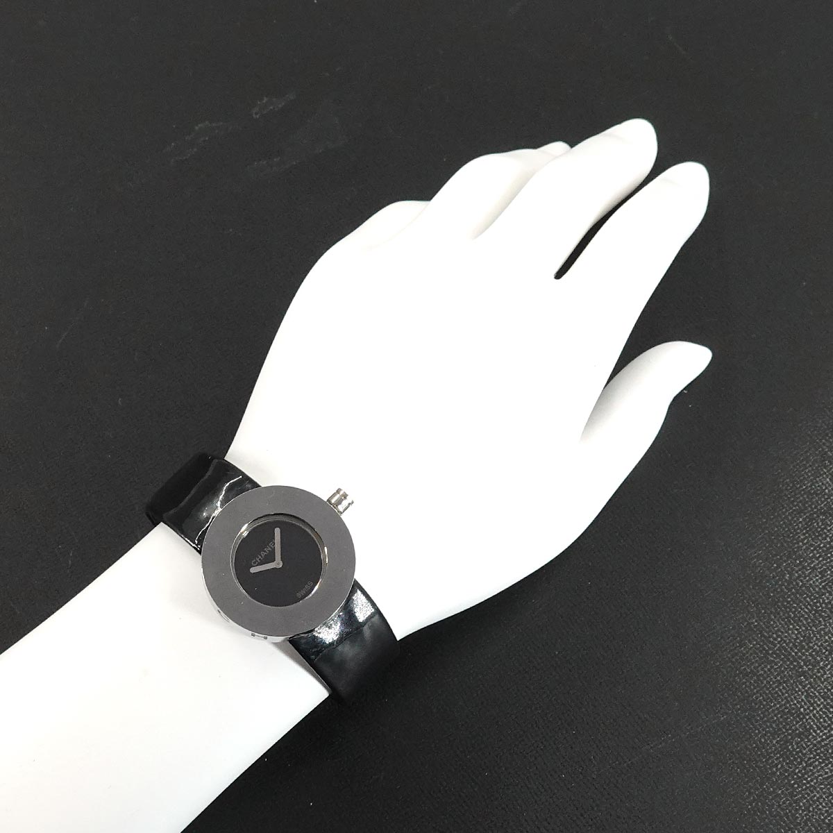 La Ronde H0579 Quartz Black Dial Enamel Ladies Watch