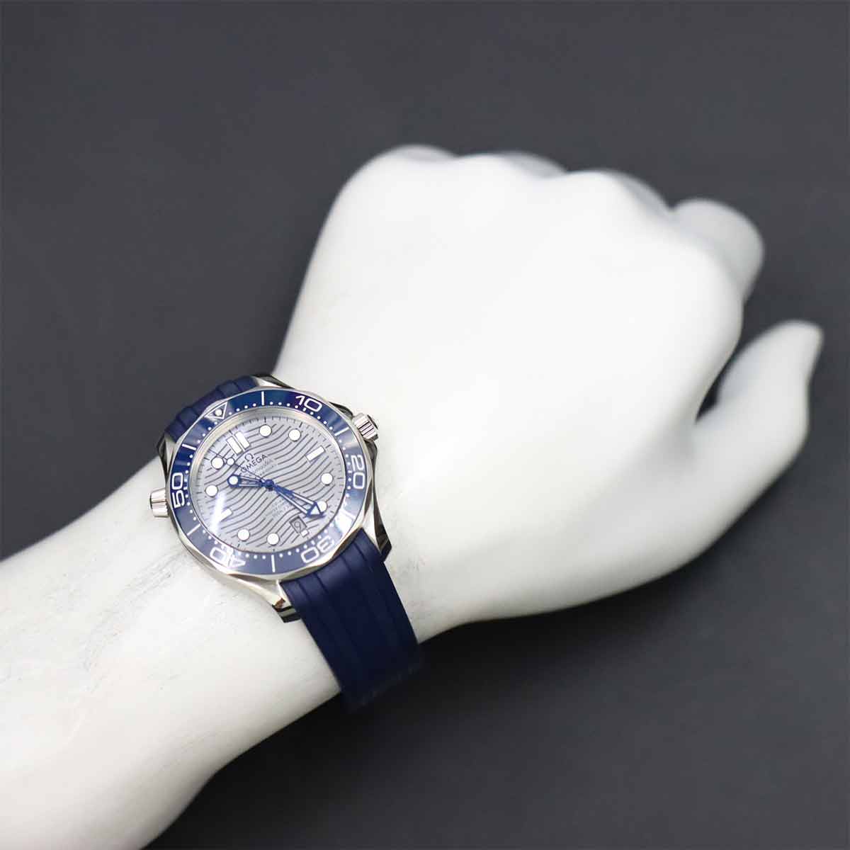 Seamaster 300 210 32 42 20 06 001 CO-AXIAL Date Gray Dial