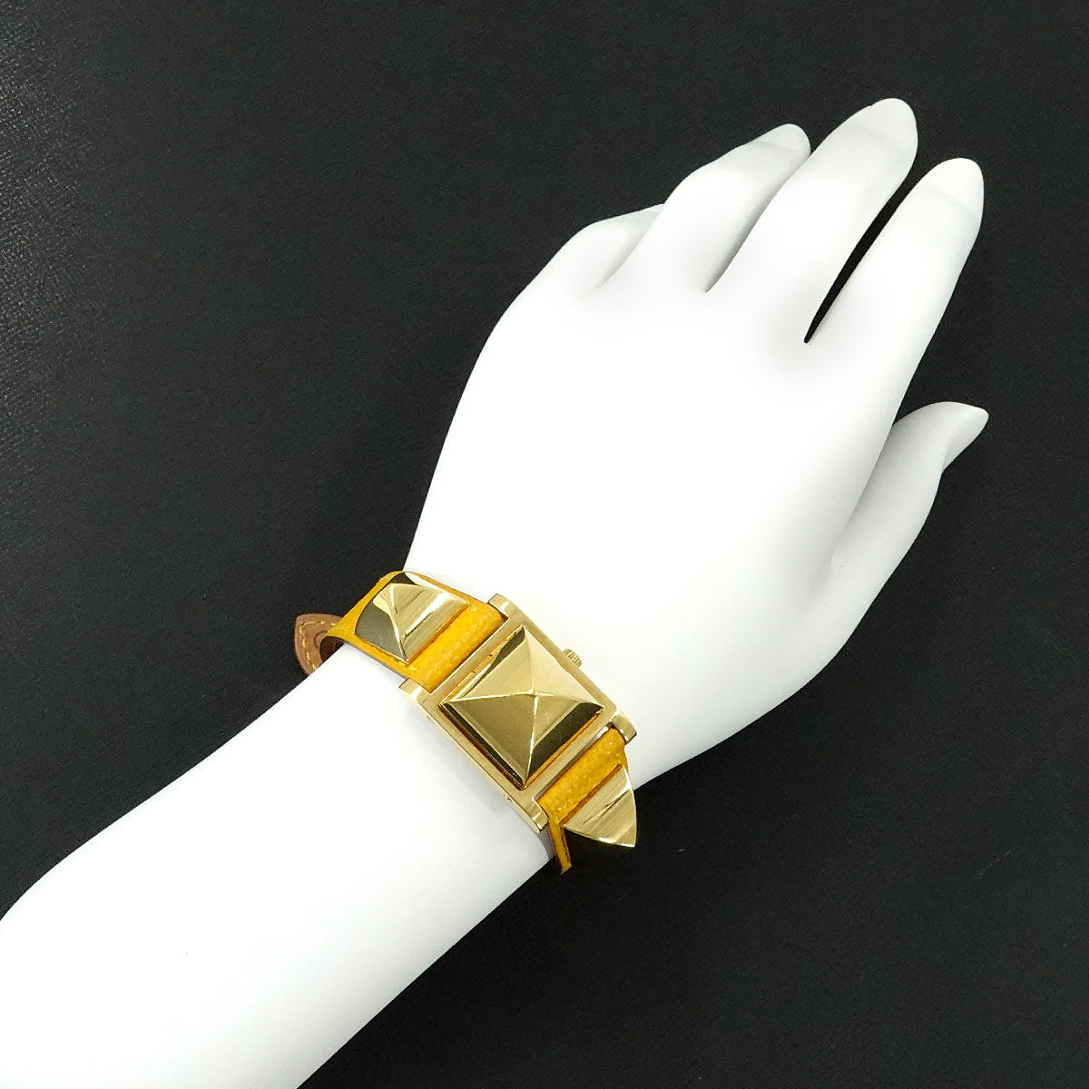 Medor Vintage pyramid Gold studs Quartz White Dial Ladies