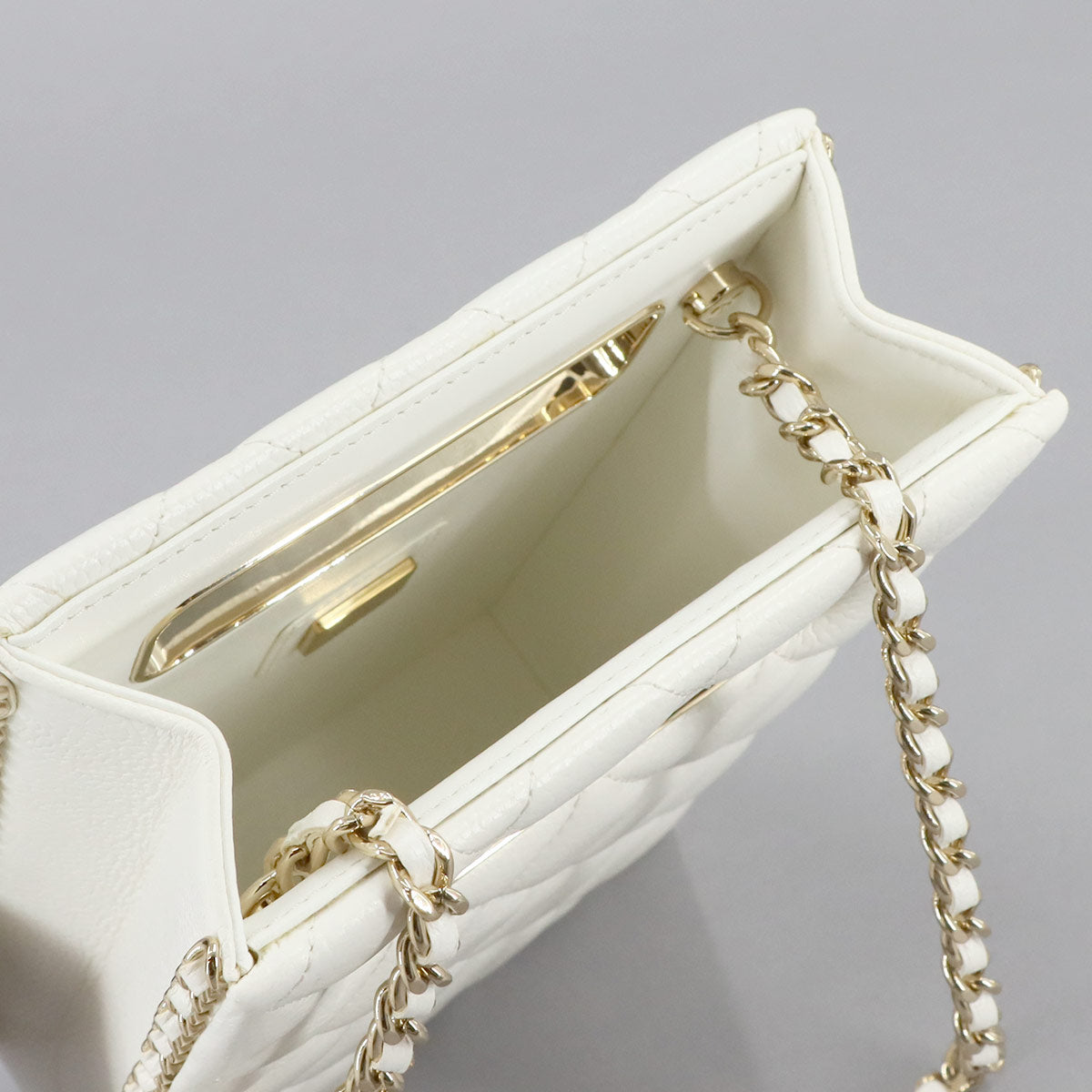 Matelasse Chain Shoulder Bag Leather White AS3314