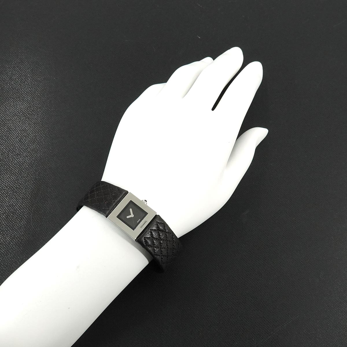 Matelasse H0116 Quartz Black Dial Ladies Vintage Watch