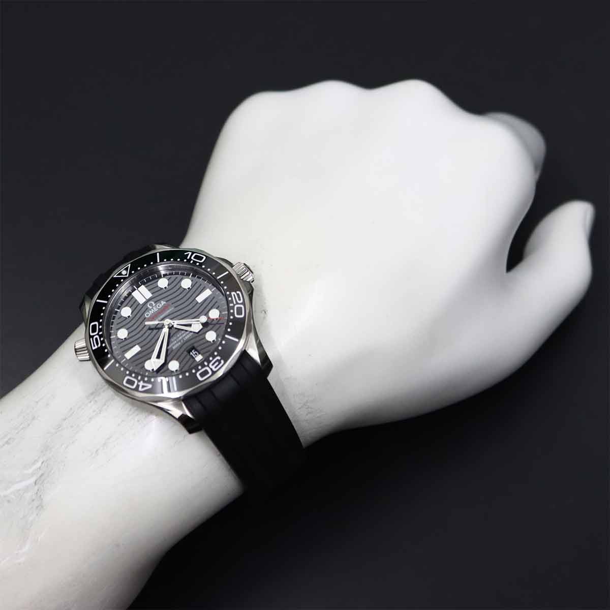 Seamaster 300 210 32 42 20 01 001 CO-AXIAL Date Black Dial