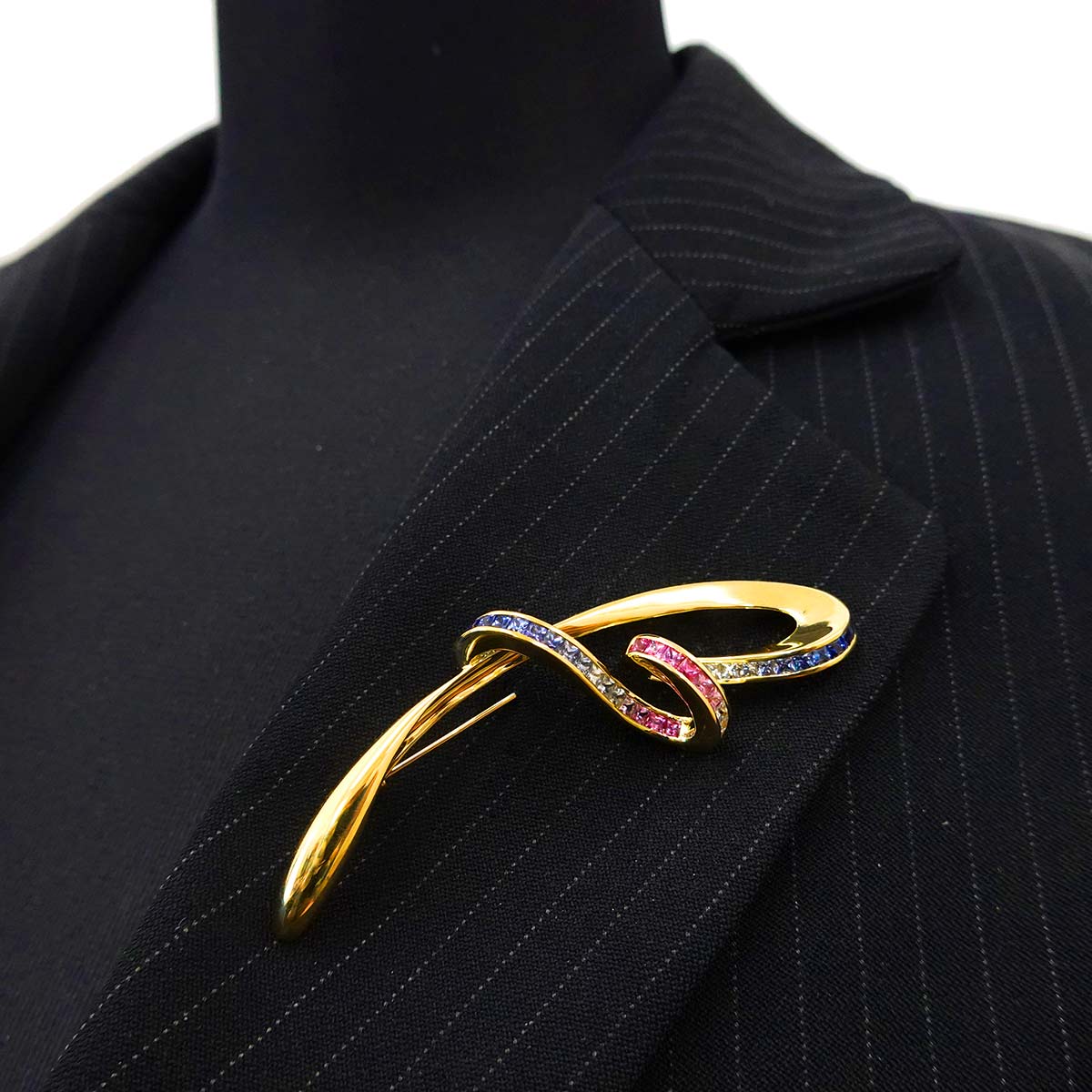 Sapphire 3.25ct Brooch 18K YG 750