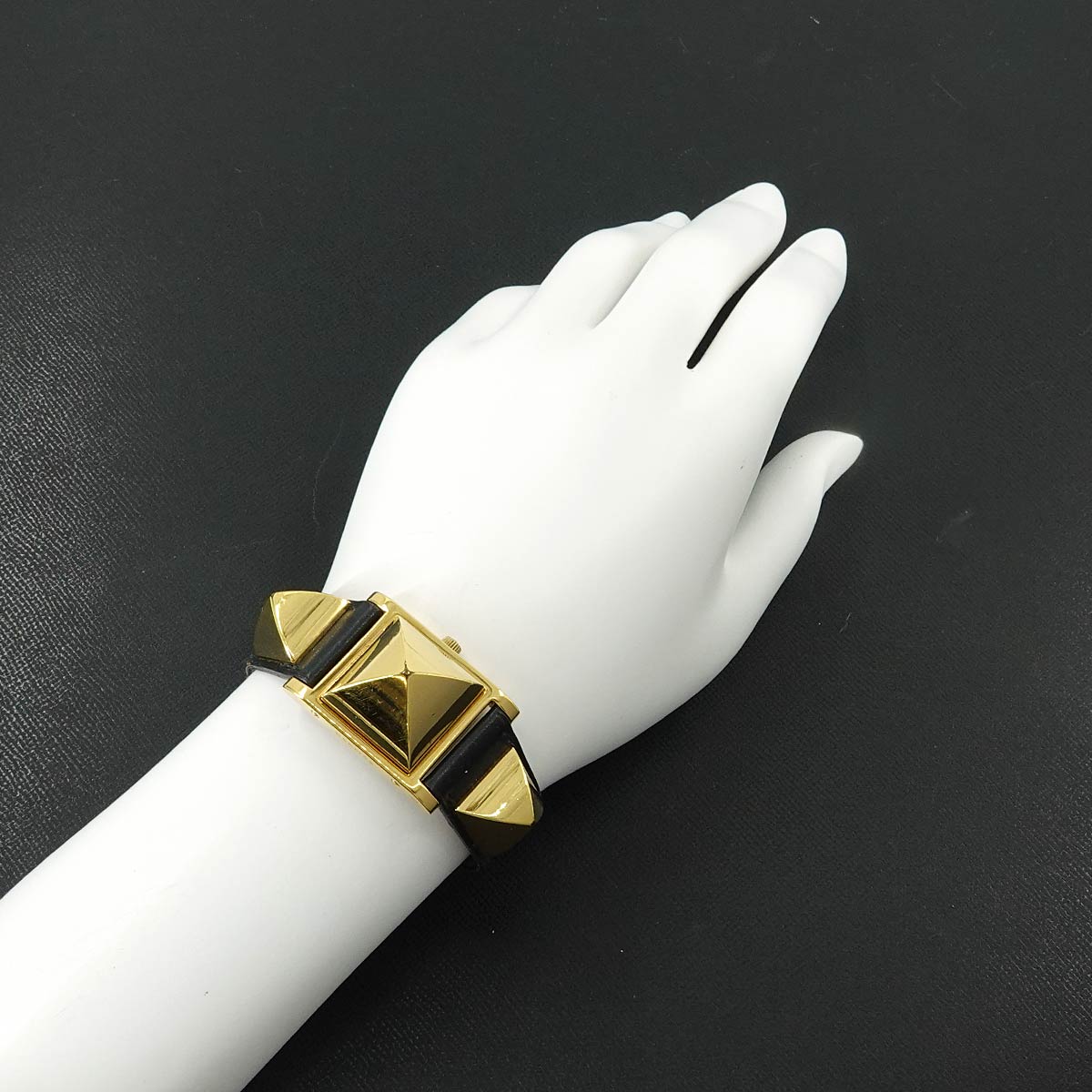 Medor Vintage pyramid Gold studs Quartz White Dial Ladies