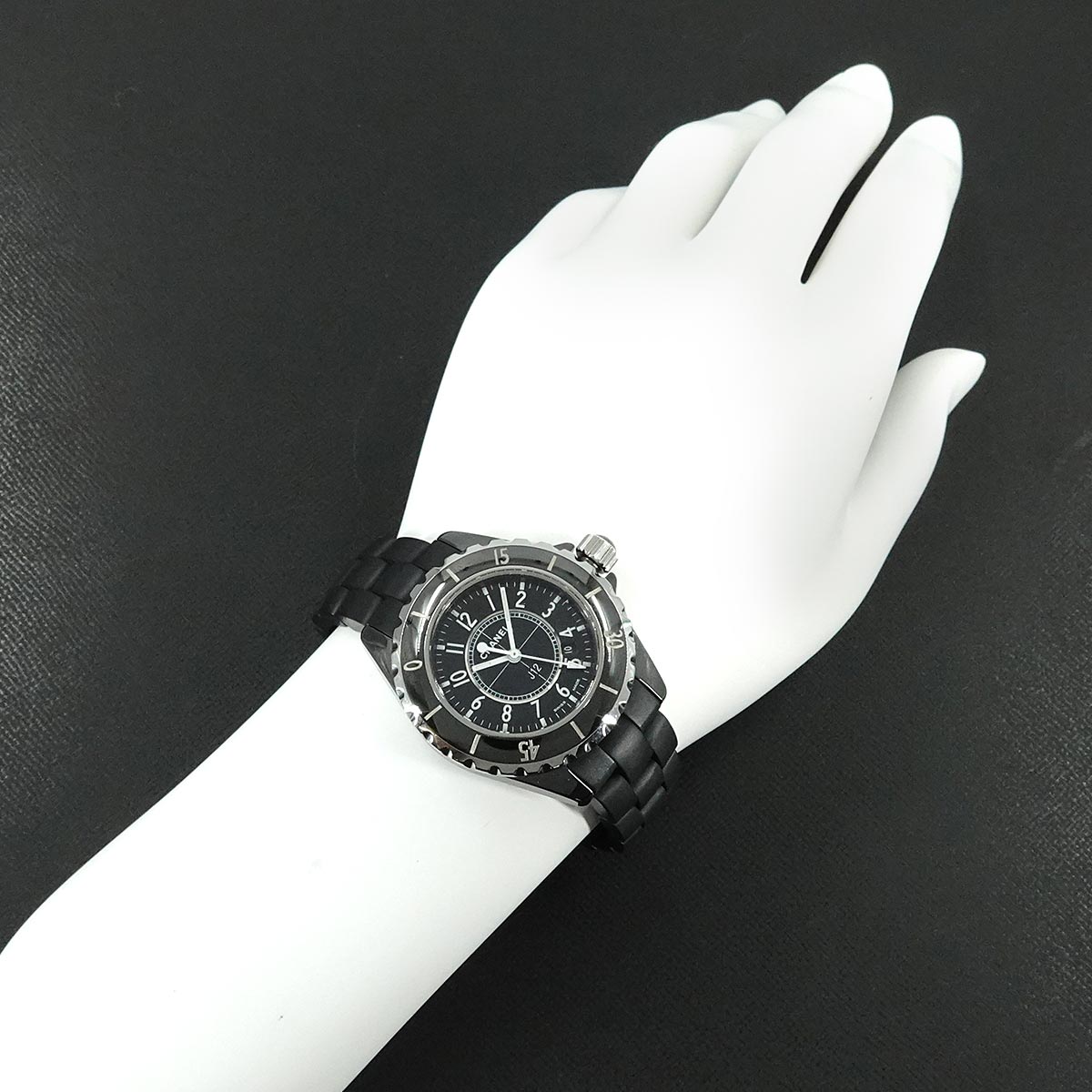 J12 33mm H0681 Ceramic Date Quartz Black Dial Ladies Watch