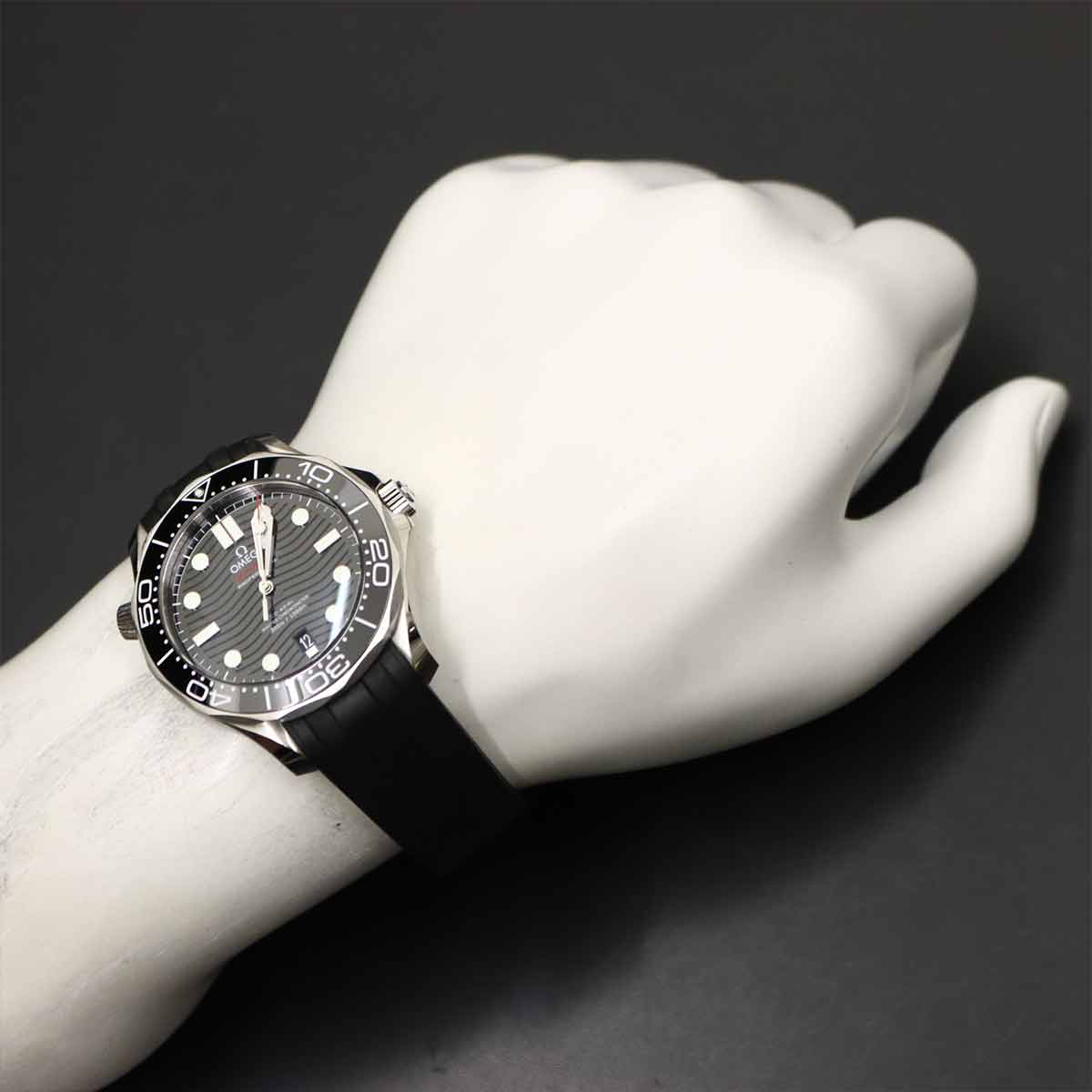 Seamaster 300 210 32 42 20 01 001 CO-AXIAL Date Black Dial