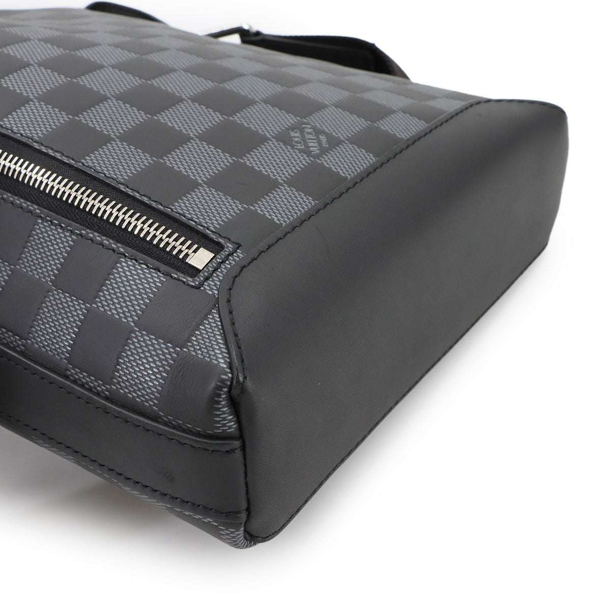 Damier Infini Discovery Messenger Shoulder Bag N40122