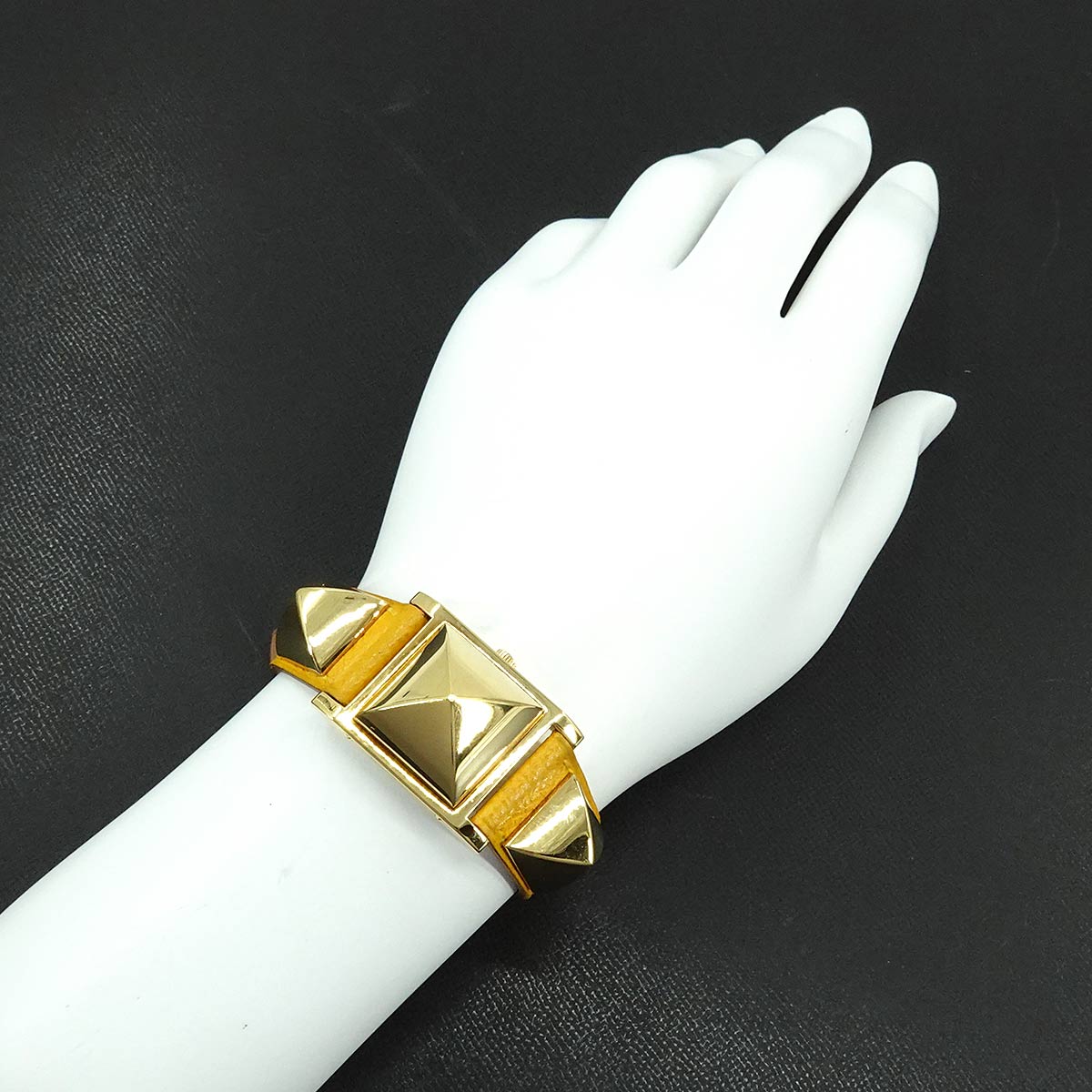 Medor Vintage pyramid Gold studs Quartz White Dial Ladies