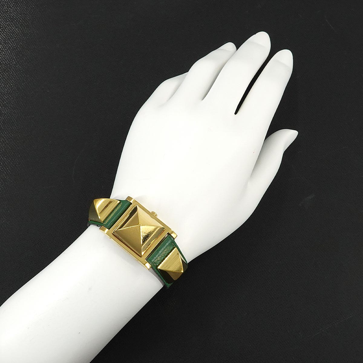 Medor Vintage pyramid Gold studs Quartz White Dial Ladies