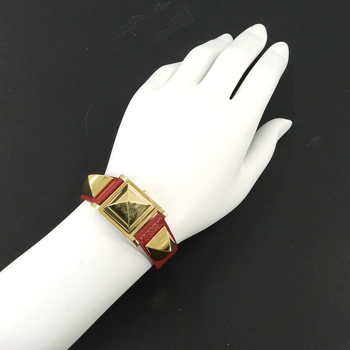 Medor Vintage pyramid Gold studs Quartz White Dial Ladies