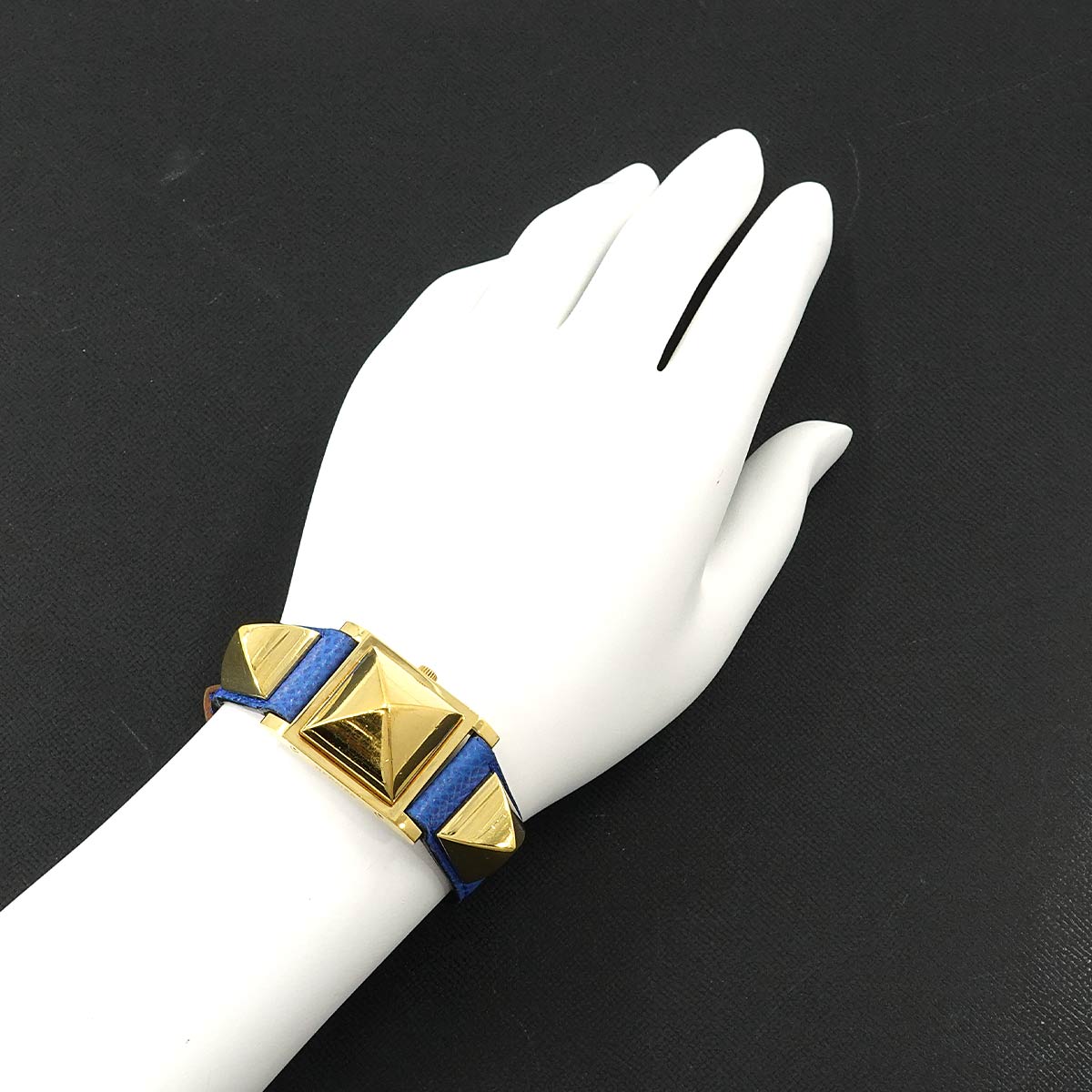 Medor Vintage pyramid Gold studs Quartz White Dial Ladies