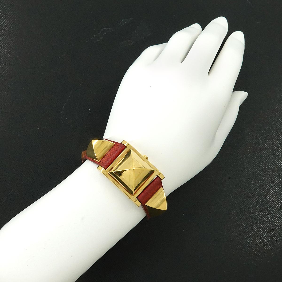 Medor Vintage pyramid Gold studs Quartz White Dial Ladies