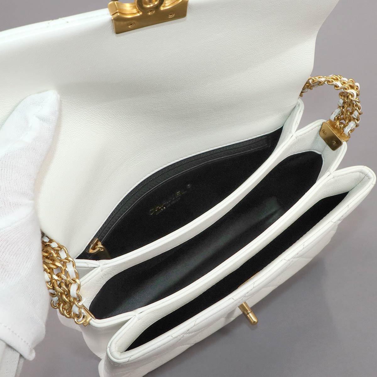 Matelasse Chain Shoulder Bag Leather White Purse