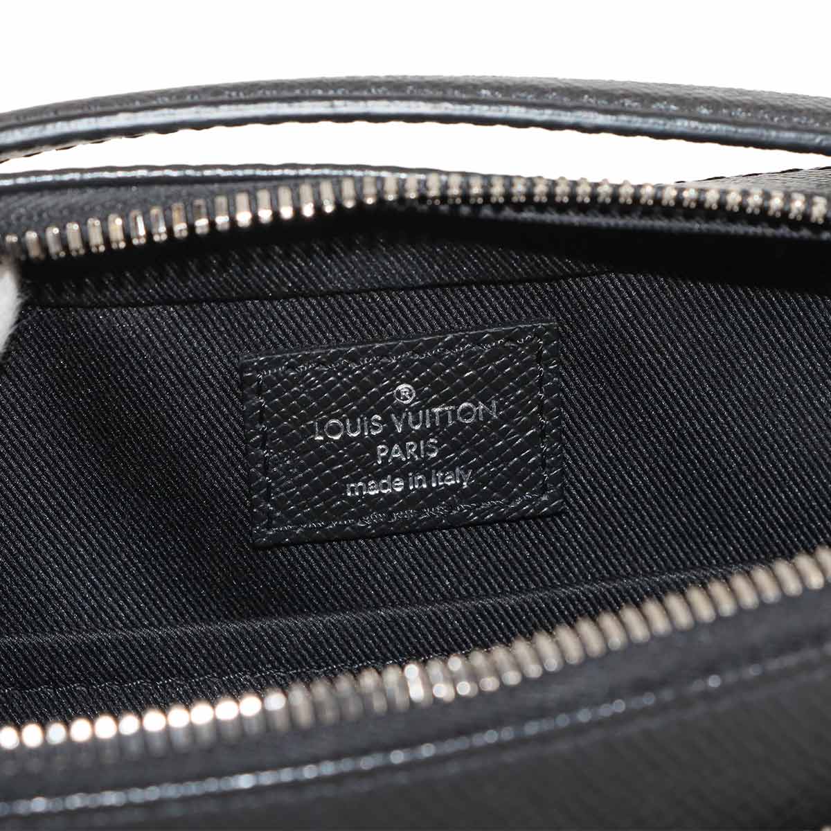 Taiga Avenue Messenger Shoulder Bag Black M11657