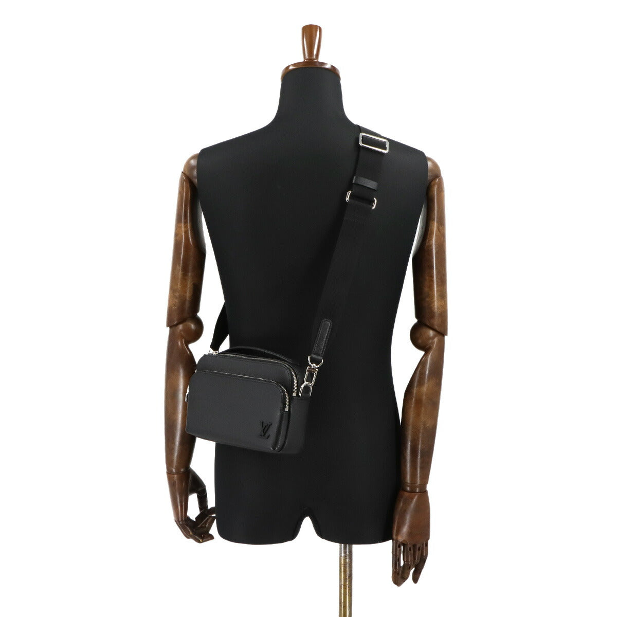 Taiga Avenue Messenger Shoulder Bag Black M11657