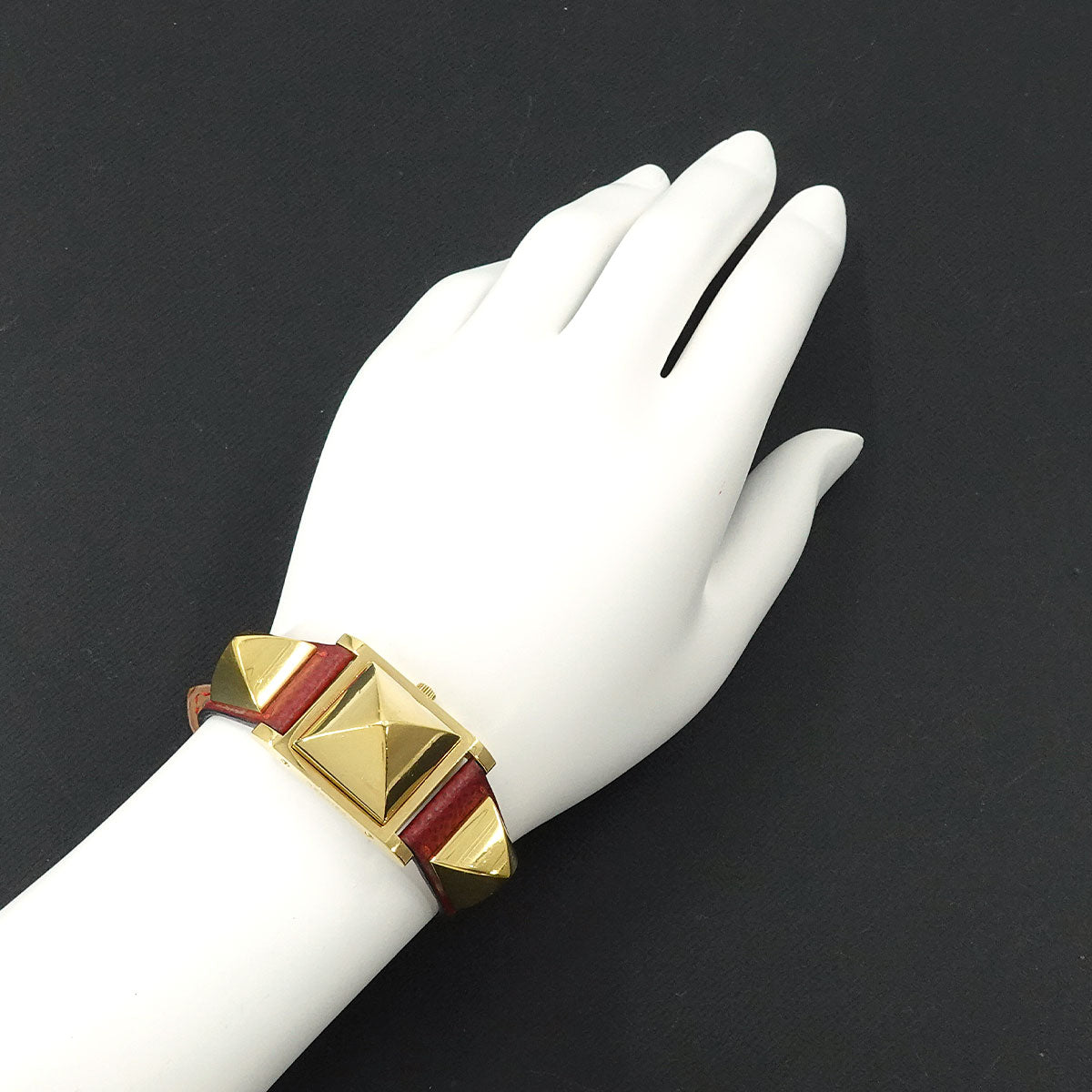 Medor Vintage pyramid Gold studs Quartz White Dial Ladies