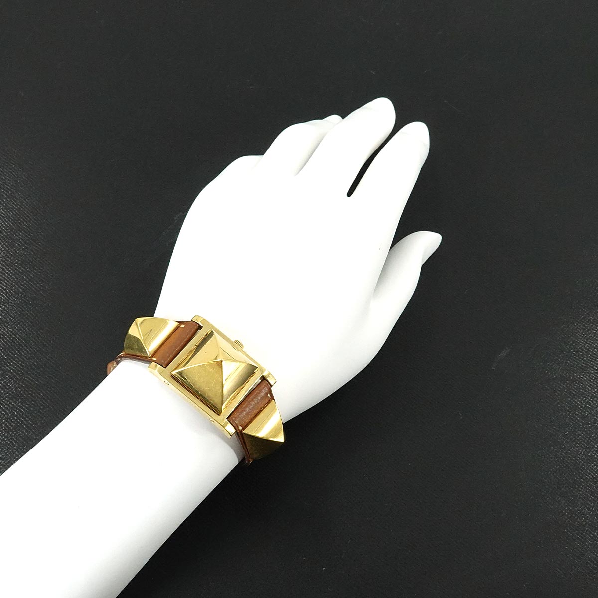 Medor Vintage pyramid Gold studs Quartz White Dial Ladies