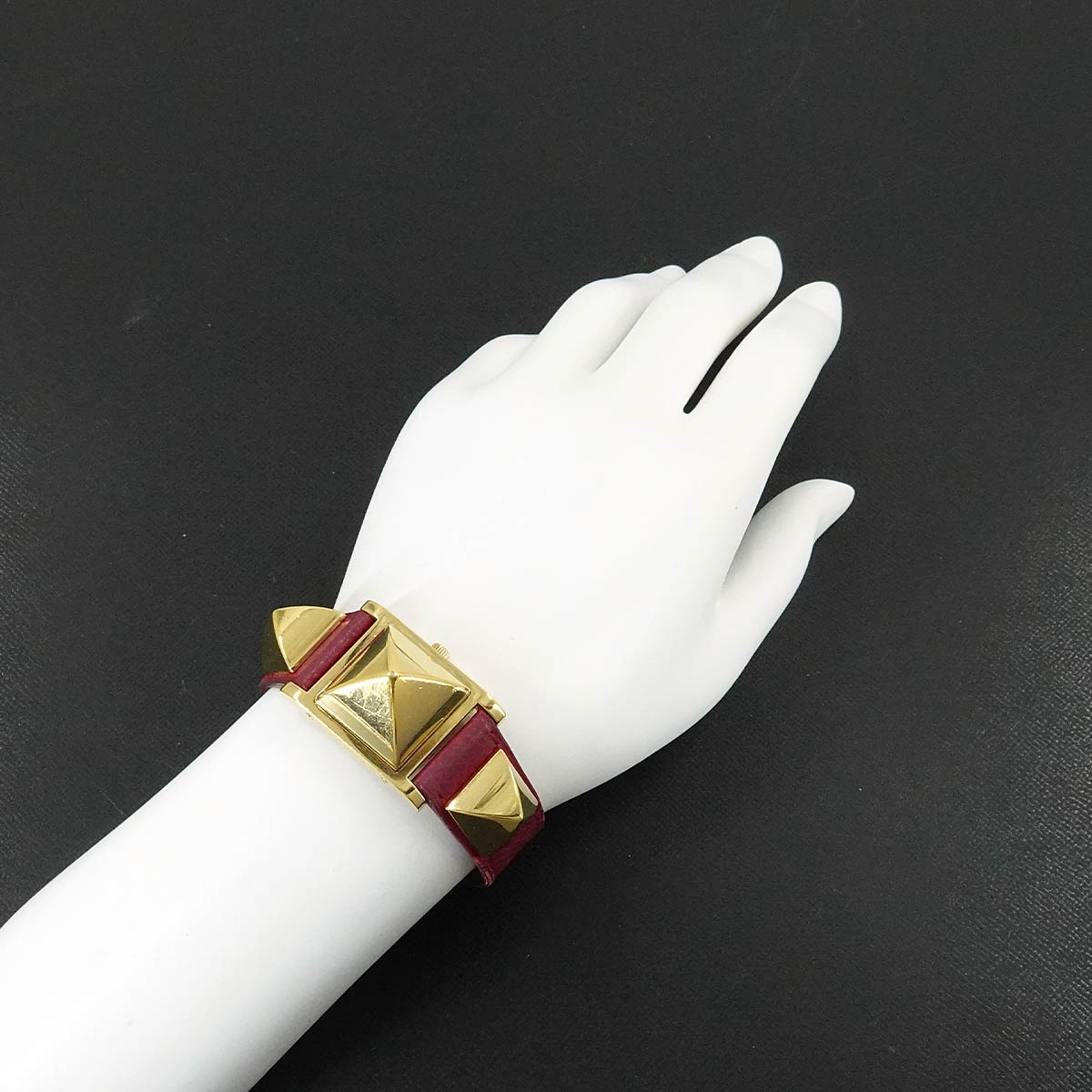 Medor Vintage pyramid Gold studs Quartz White Dial Ladies