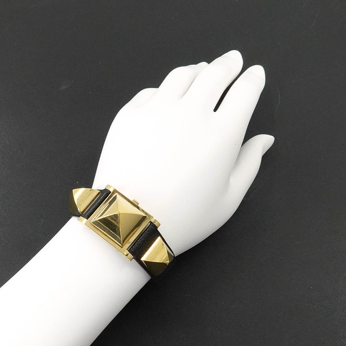Medor Vintage pyramid Gold studs Quartz White Dial Ladies