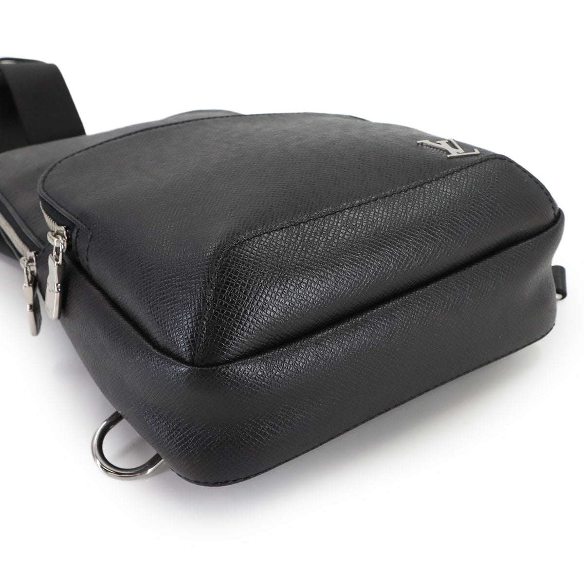 Taiga Avenue Sling Bag Crossbody Bag Black M30443