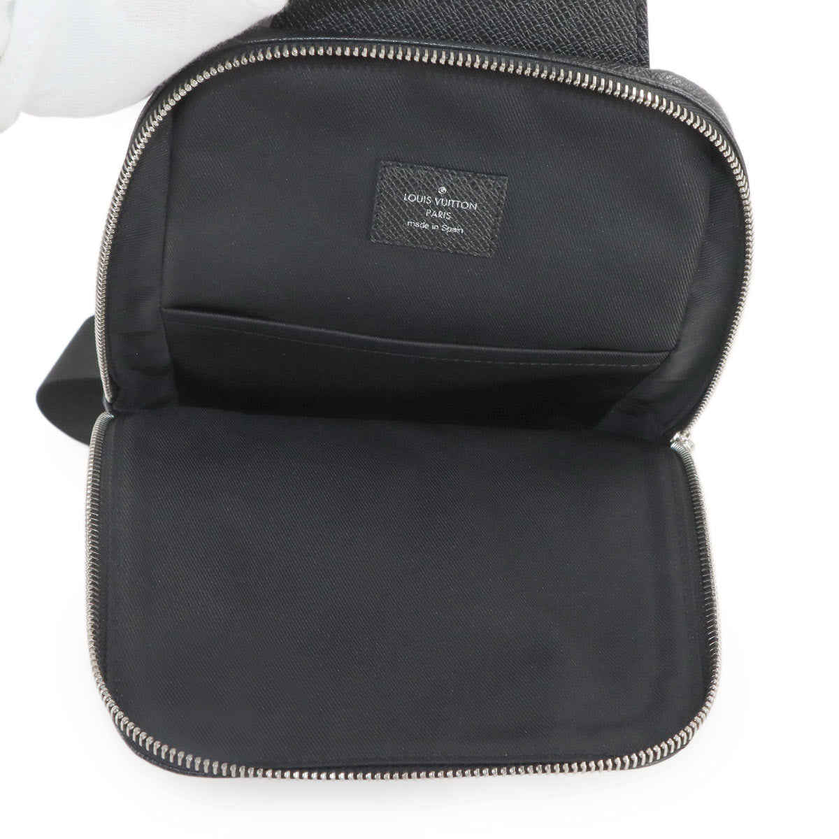 Taiga Avenue Sling Bag Crossbody Bag Black M30443
