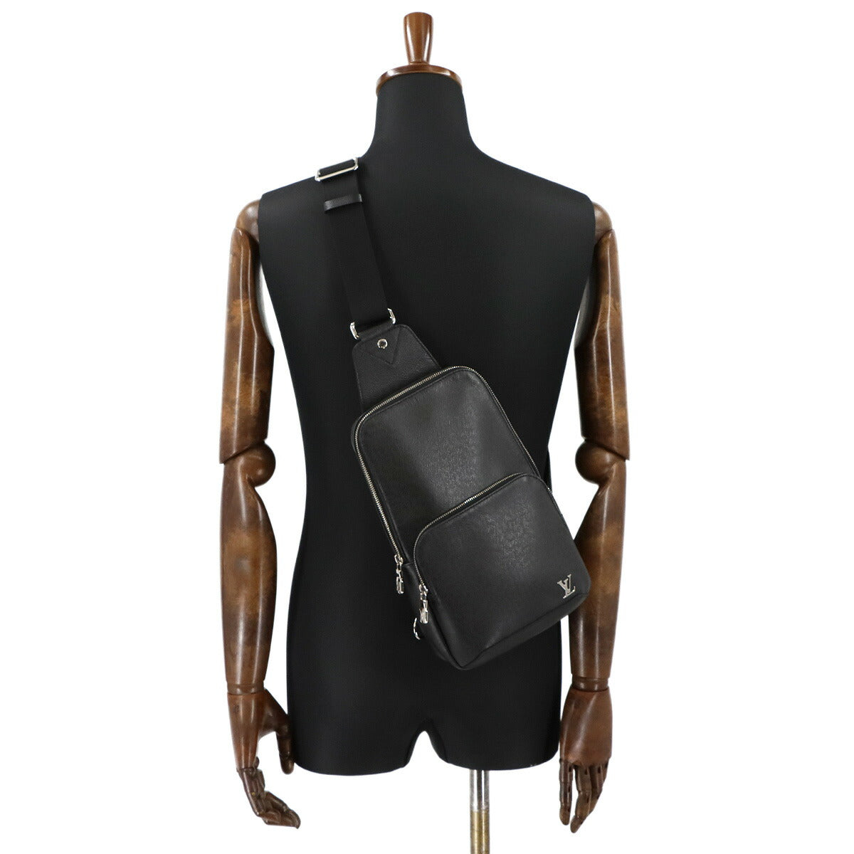 Taiga Avenue Sling Bag Crossbody Bag Black M30443