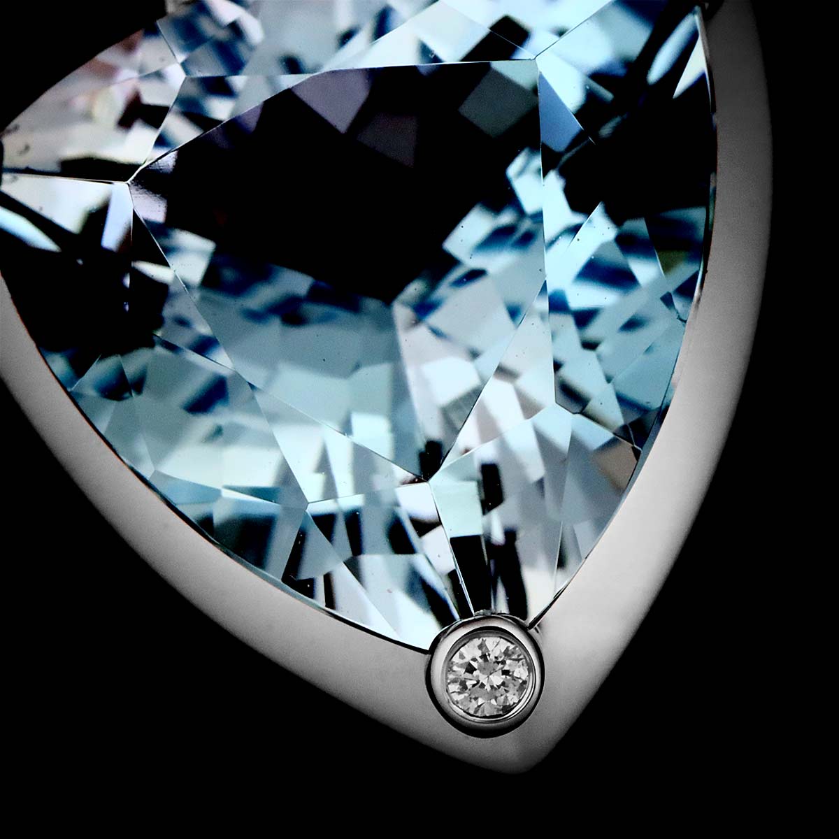 BlueTopaz Diamond Necklace 18K WG 750