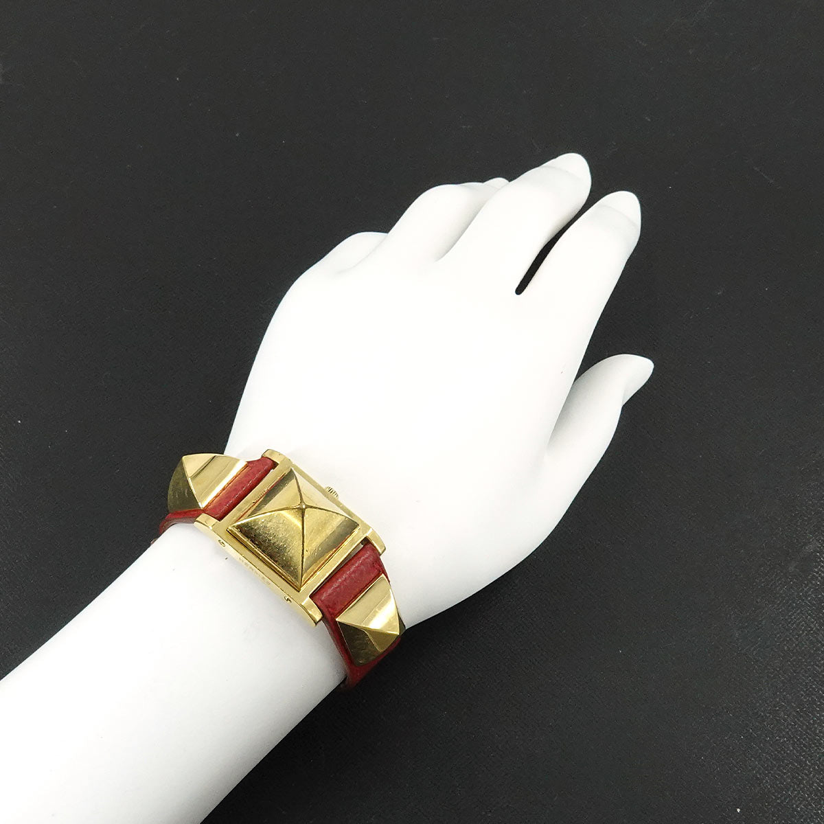 Medor Vintage pyramid Gold studs Quartz White Dial Ladies