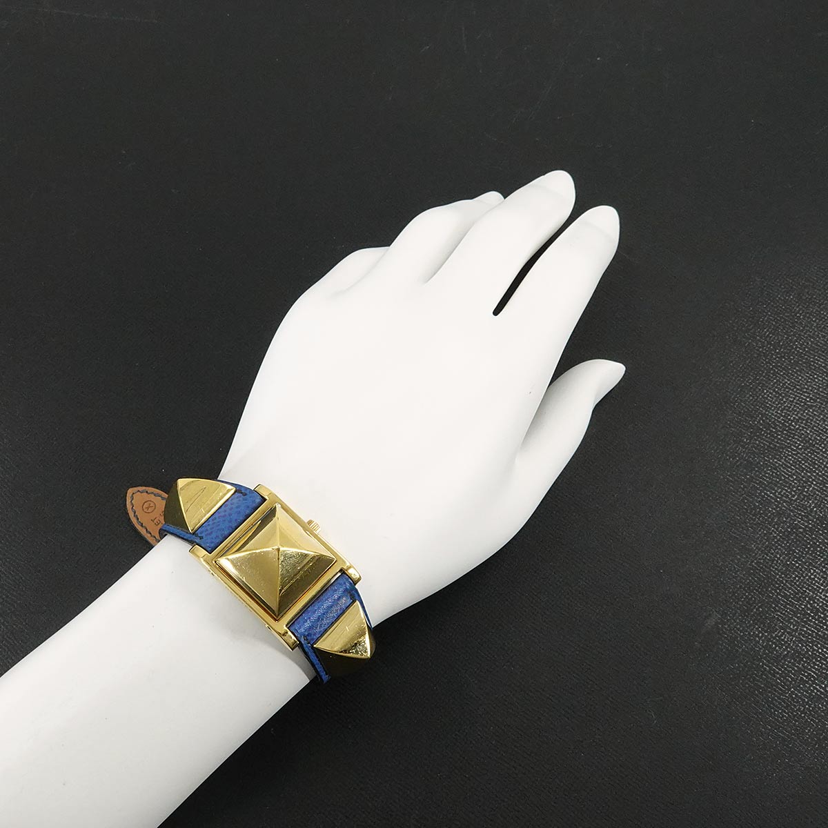 Medor Vintage pyramid Gold studs Quartz White Dial Ladies