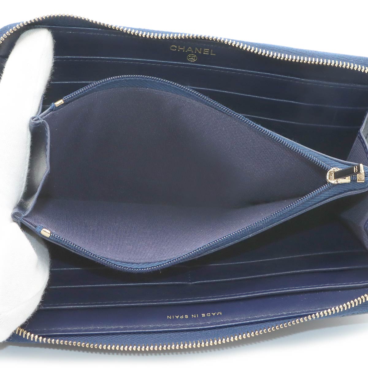 Matelasse Classic Long Zipped Wallet Leather Navy A50097