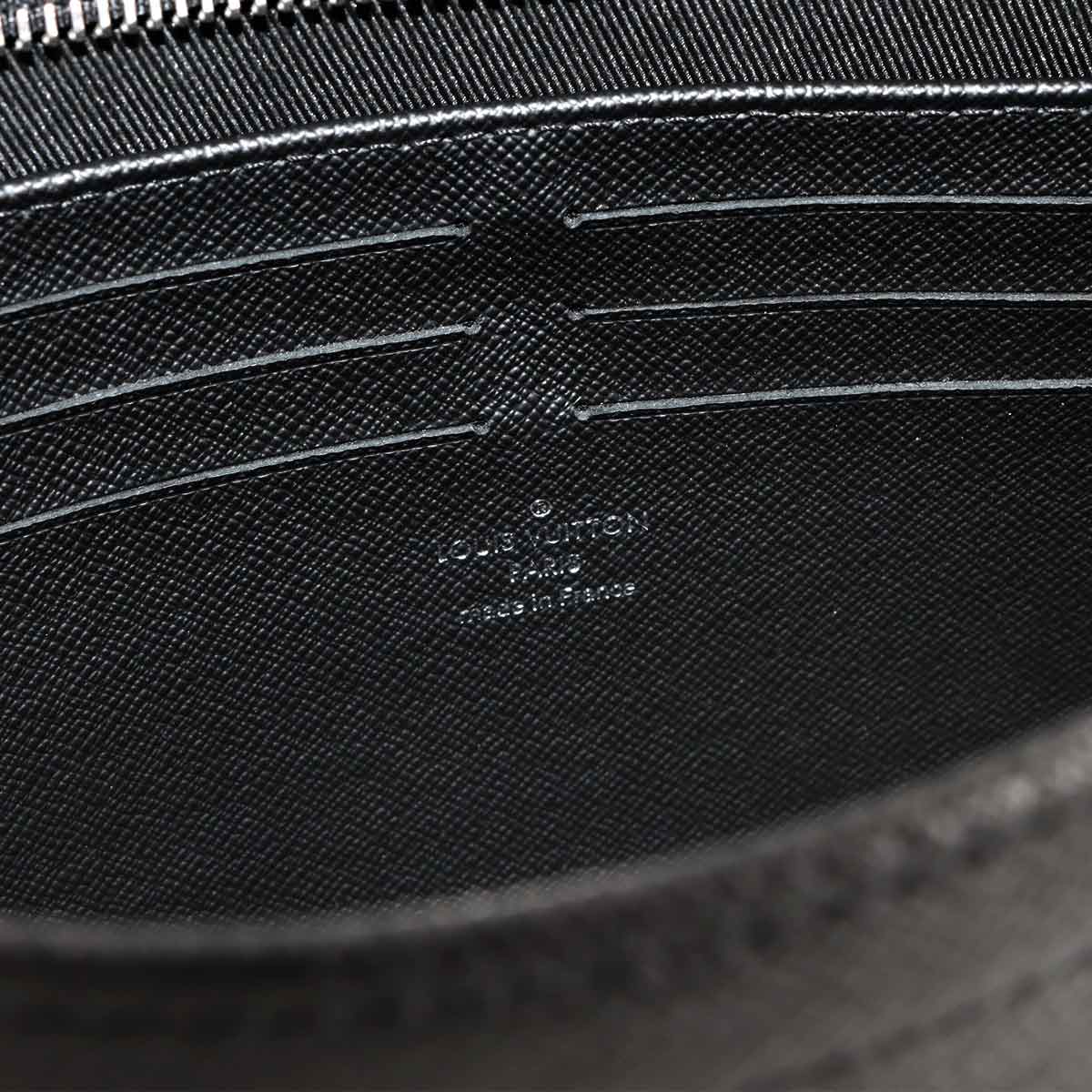 Taiga Pochette Voyage Clutch Bag Leather Black M30450