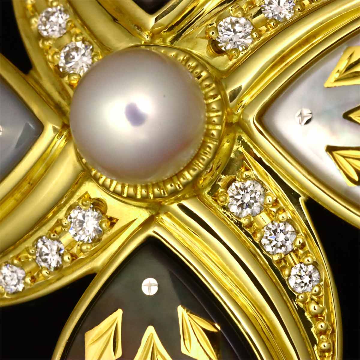 Pique MOP Akoya Pearl 5.5mm Diamond Brooch 18K YG 750