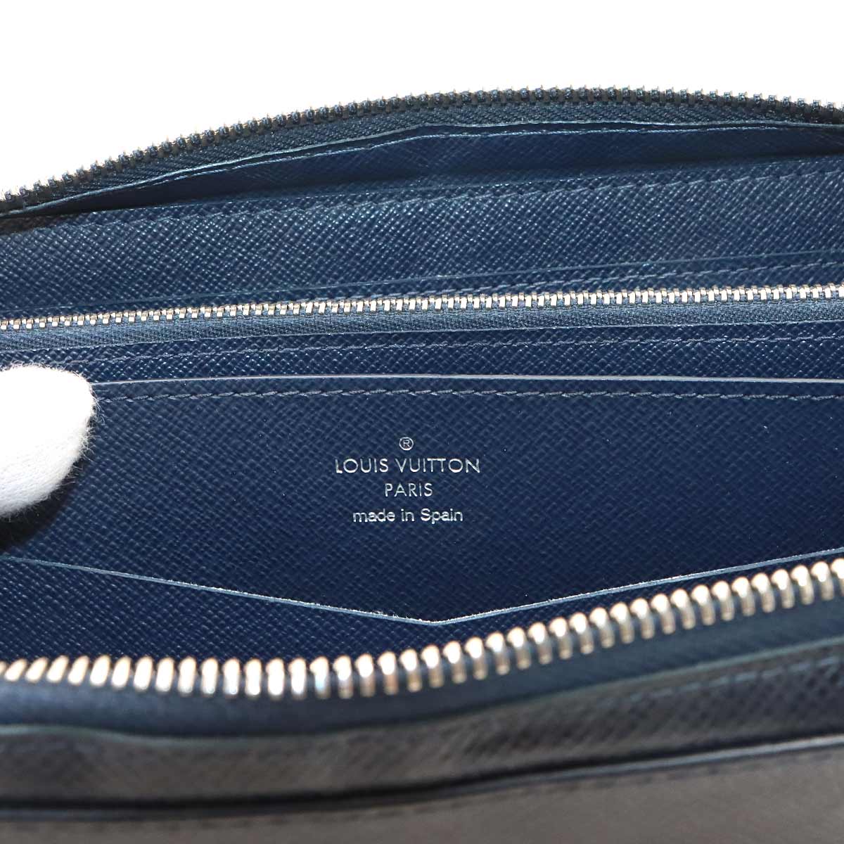 Taiga Zippy XL Long Wallet Leather Blue Marine M44276
