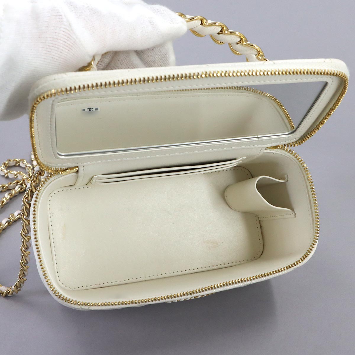 Matelasse Vanity Chain Shoulder Bag Leather White AP3012