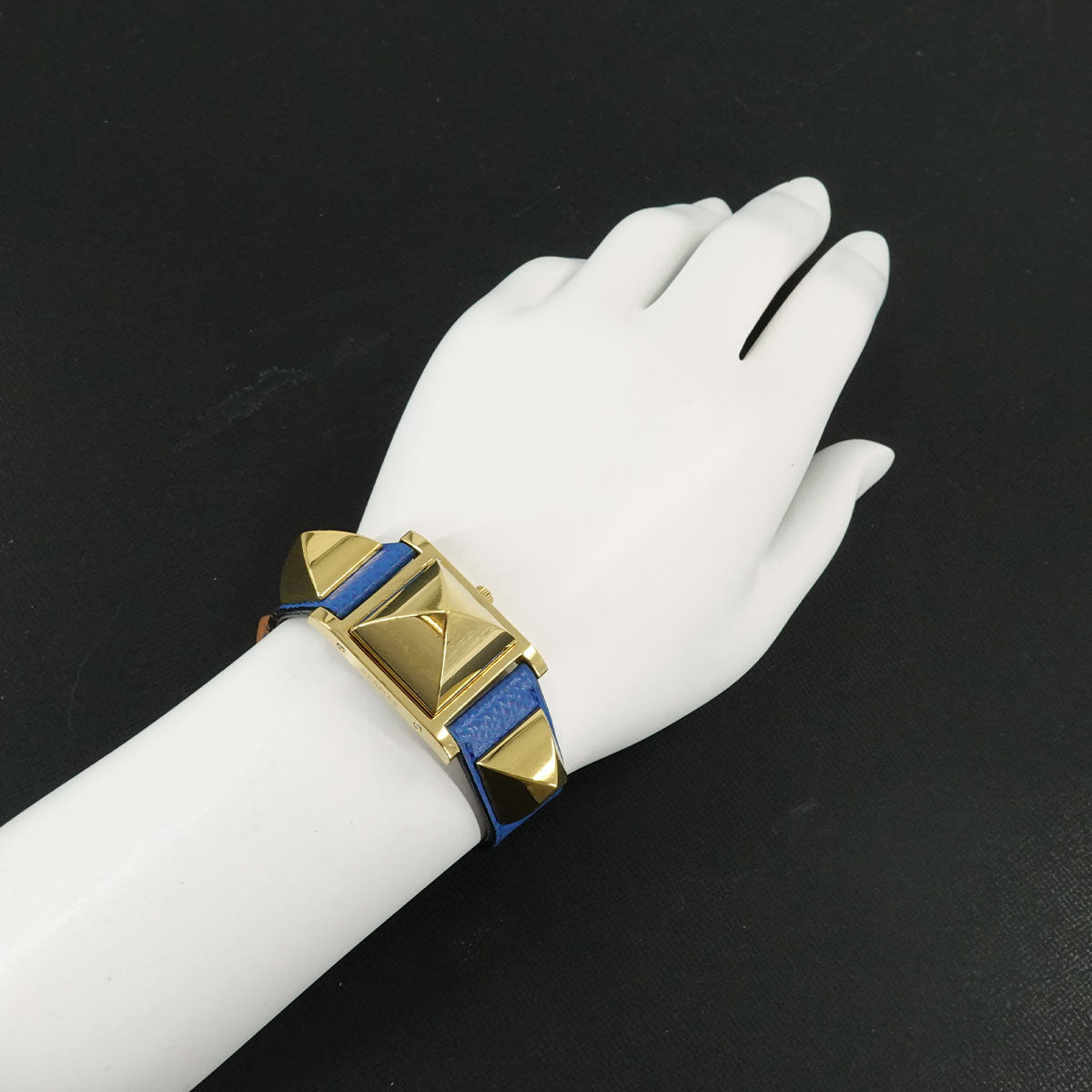 Medor Vintage pyramid Gold studs Quartz White Dial Ladies
