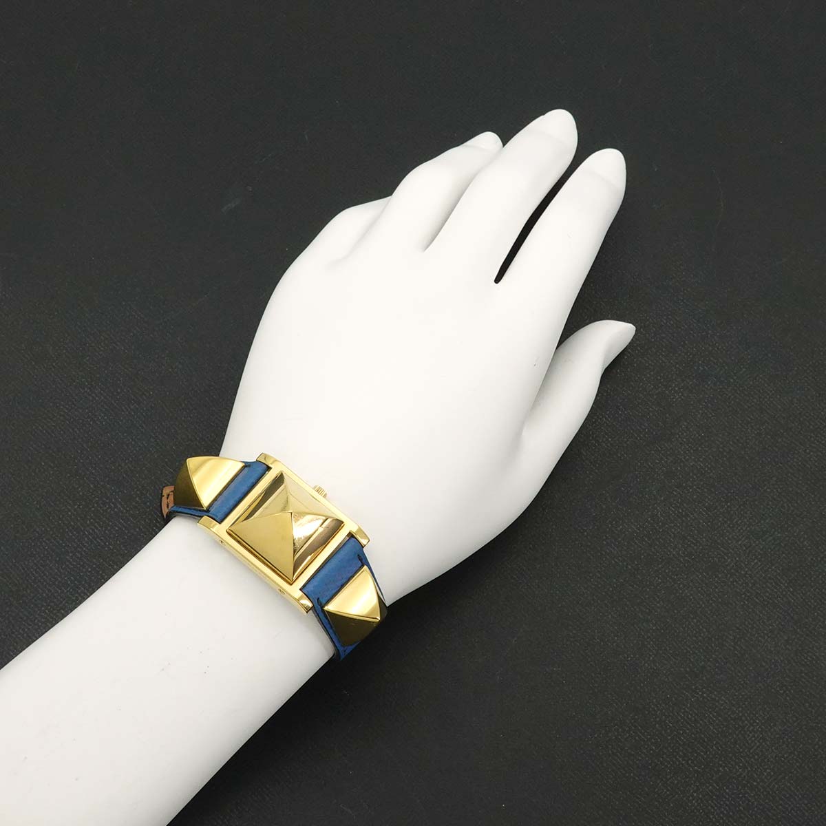 Medor Vintage pyramid Gold studs Quartz White Dial Ladies